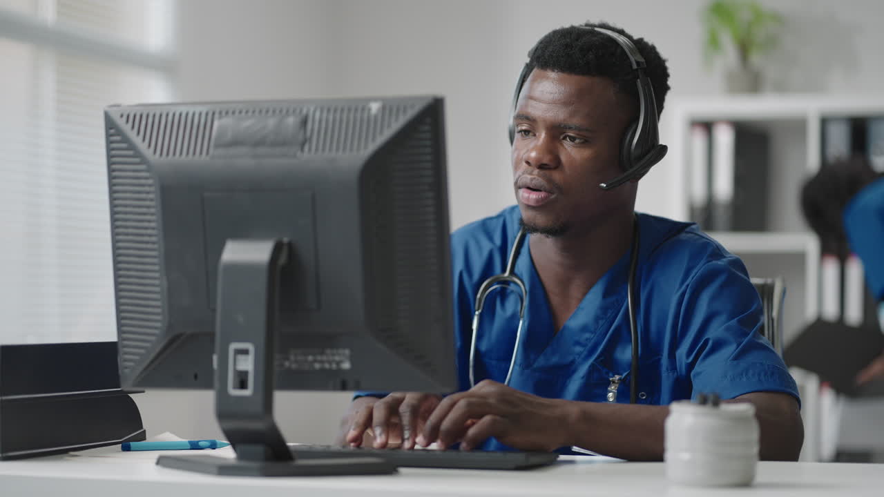 Medico uomo di colore con mal di testa. Ritratto di un medico stanco al lavoro. Il medico è affaticato dopo la giornata lavorativa e soffre di mal di testa.