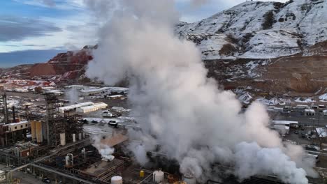 cattura aerea delle evaporazioni provenienti dai ventilatori delle pinne nella raffineria di north salt lake utah - camion a sinistra e movimento di inclinazione verso l'alto