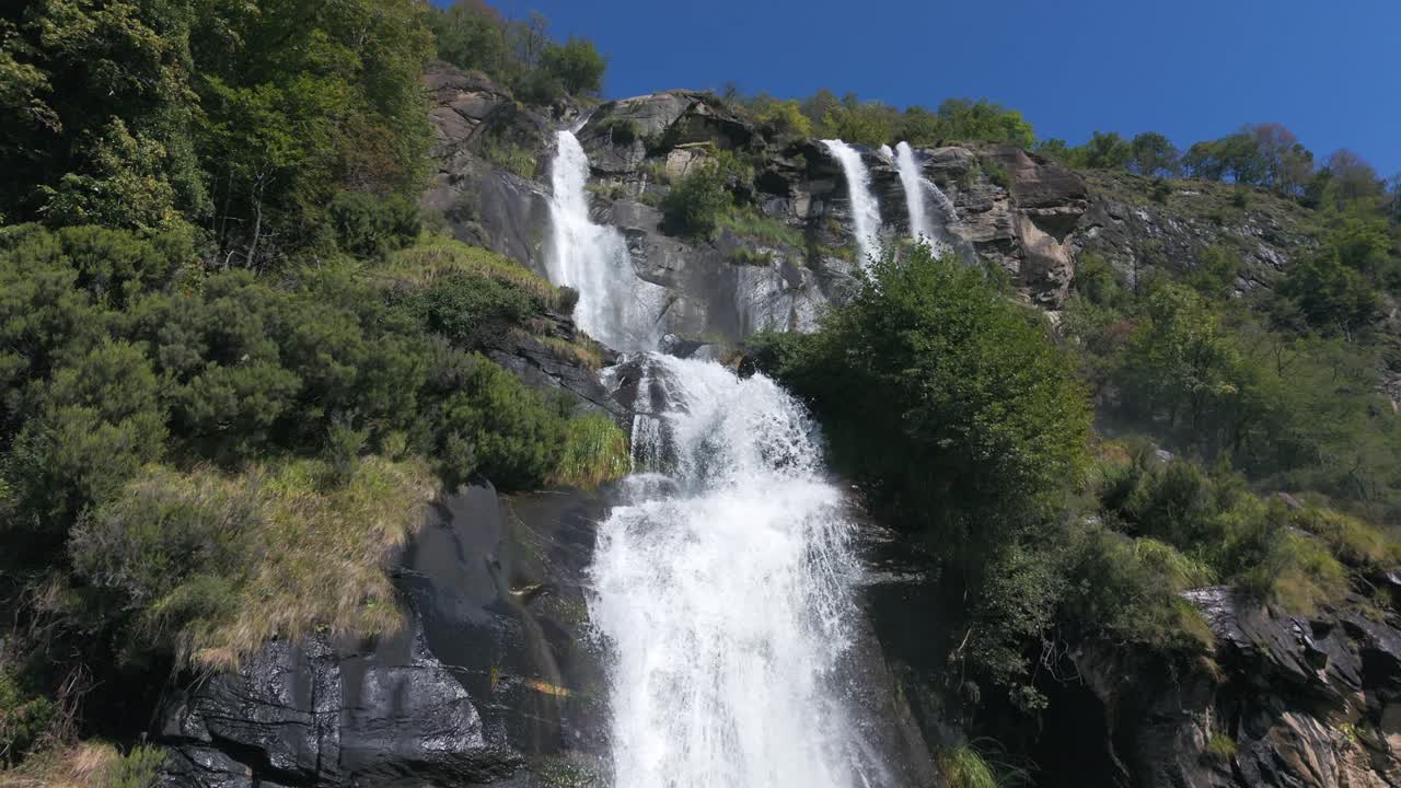 Le suggestive Cascate dell'Acquafraggia a Borgonuovo di Piuro, Valchiavenna, Lombardia, Nord Italia - Ripresa con drone.