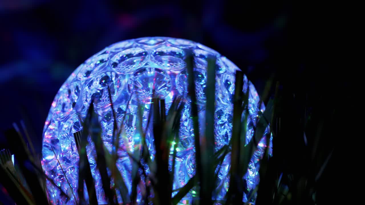 bola de discoteca giratoria brillante, proyector de led en la oscuridad, bombillas parpadeantes. 4k