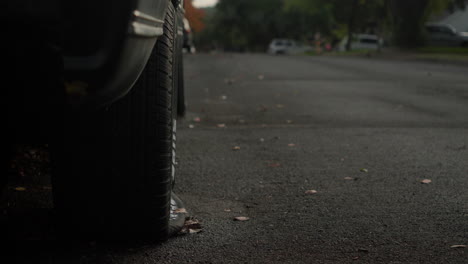 LKW-Auto-Mit-Platten-Reifen-Auf-Der-Straße