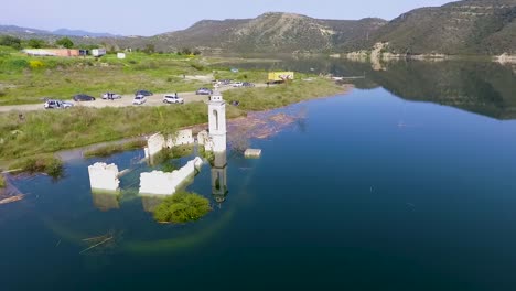 antigua iglesia abandonada sumergida bajo el agua del embalse en chipre