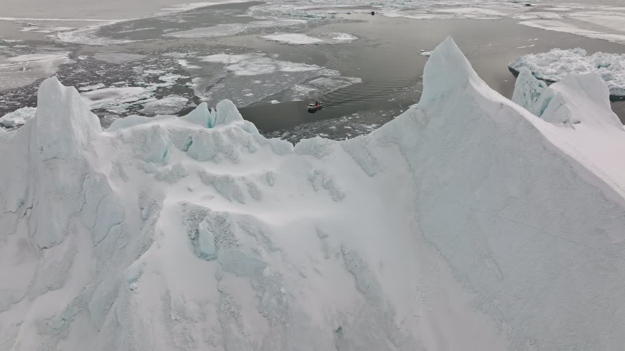 ilulissat icefjord의 바다와 얼음 위의 드론