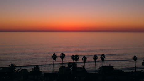 Sonnenuntergangsdrohnenvideo-Von-Palmen-Am-Strand-In-Oceanside,-Kalifornien
