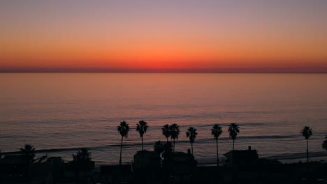 Video-De-Drones-Al-Atardecer-De-Palmeras-En-La-Playa-En-Oceanside,-California