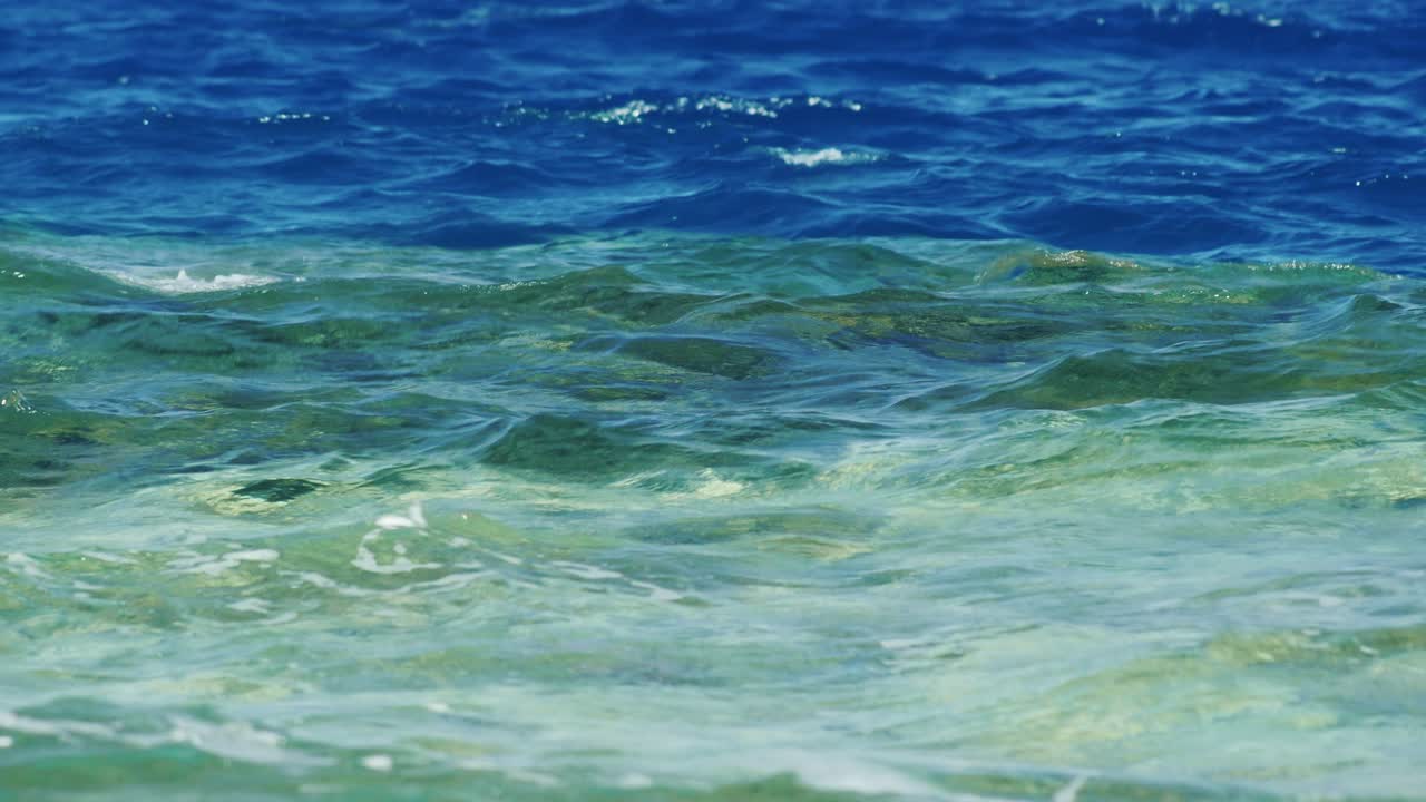 la línea que separa el agua de mar - azul en la parte superior inferior azul