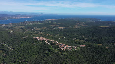 una vista aérea de la aldea de gassin, el puerto de saint-tropez, el mar mediterráneo.