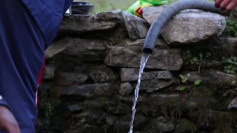 montañeros del himalaya que tienen agua del himalaya, agua corriente pura, que sale de la tubería de agua