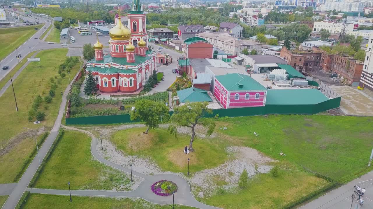 solo una coppia sposata vicino a una bella chiesa cristiana vista aerea