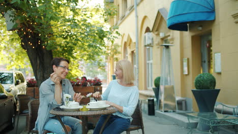 dos mujeres disfrutando de café al aire libre