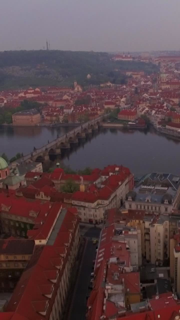 Veduta aerea del paesaggio urbano di Praga con il Ponte Carlo e tetti rossi
