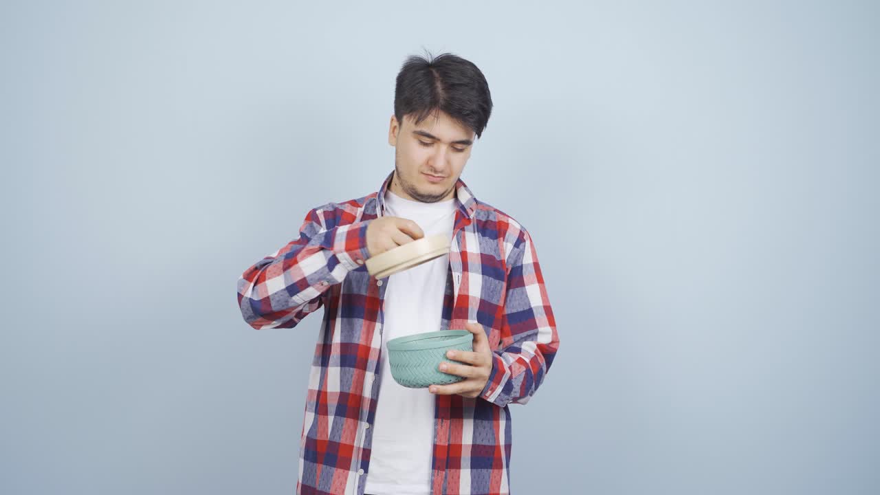 시력 문제가 없는 남자가 안경을 쓰레기통에 던집니다.