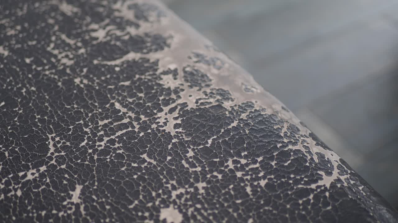 착용 된 검은 가죽 질감의 근접