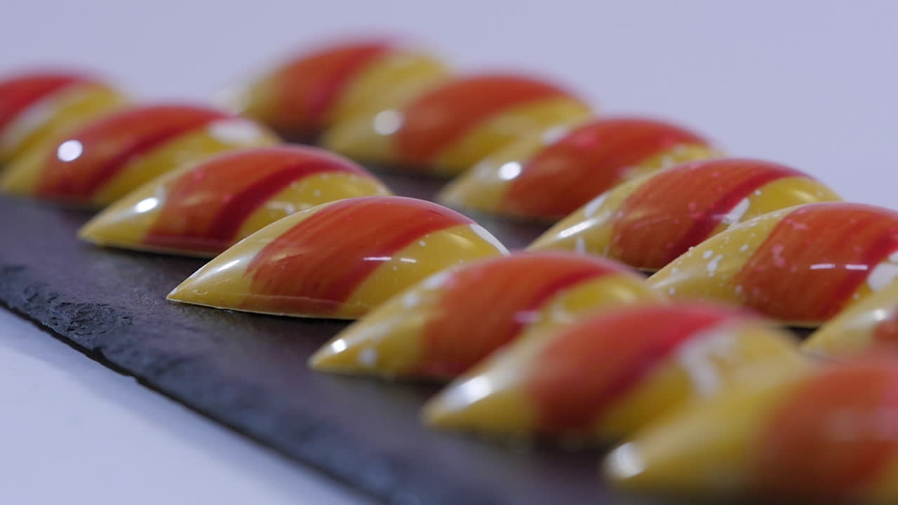 다양한 색의 맛있는 초콜릿 콩쿠르