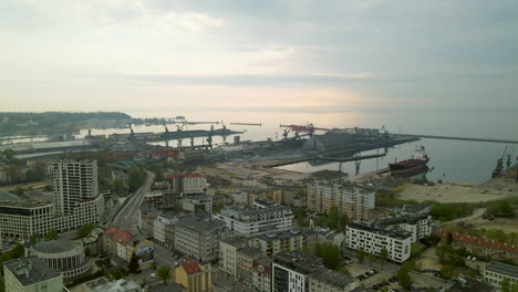 Wunderschönes-Luftpanorama-über-Die-Küstenhafenstadt-Gdynia-In-Polen