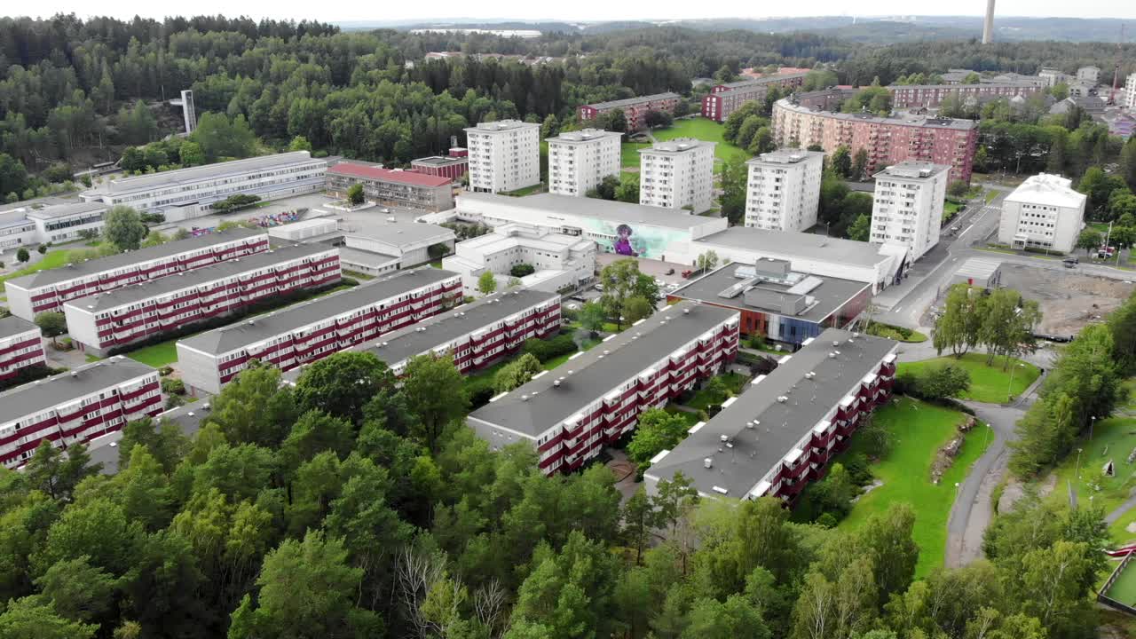 drone volando sobre edificios de apartamentos de bergsjon, gotemburgo, suecia