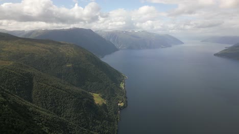 aerial de una gran propiedad en la ladera de sognefjorden, noruega