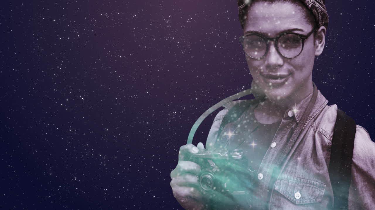 espacio sobre la mujer con cámara digital contra las estrellas brillando en el fondo