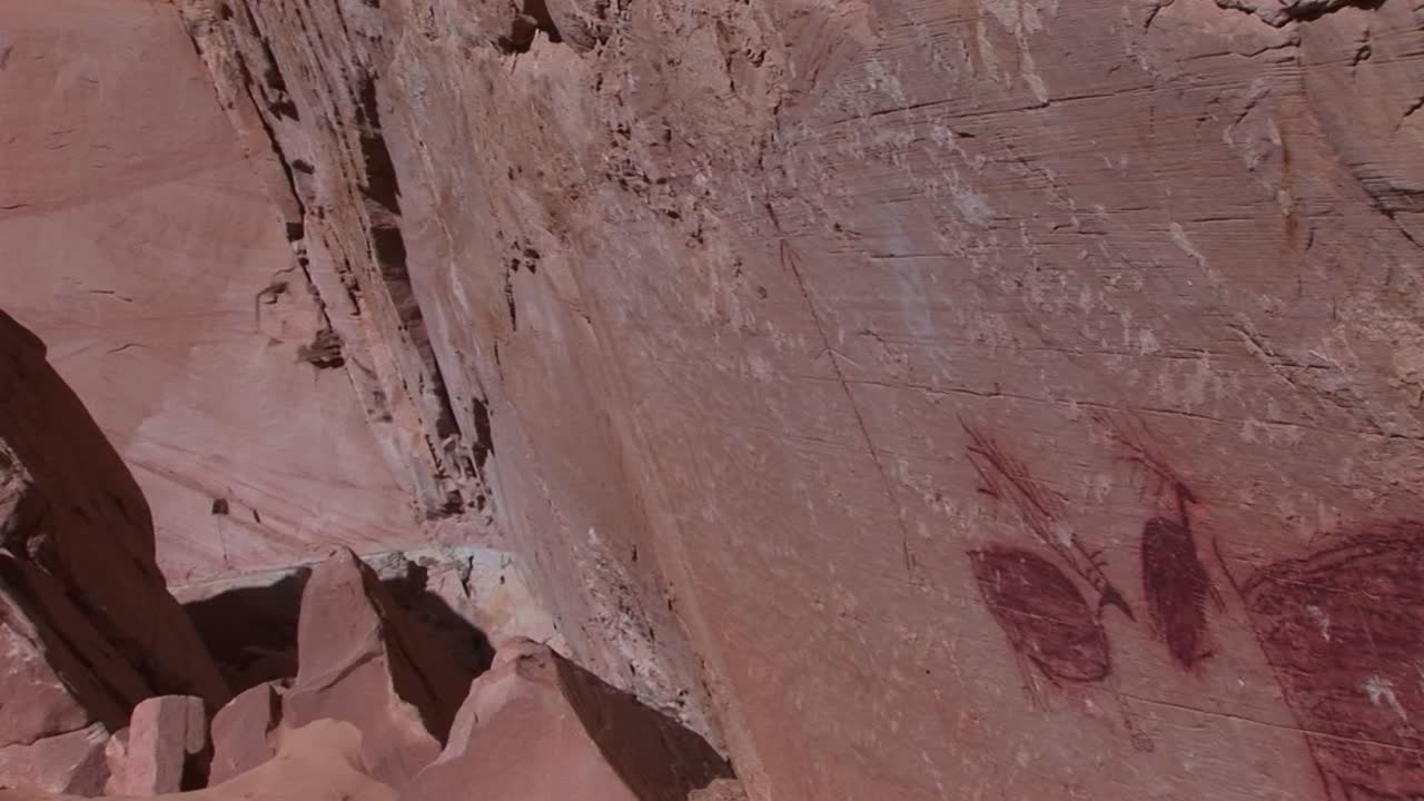 panright lentamente a través de la cara de un acantilado a un pictograma indio americano