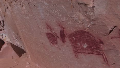 panright lentamente a través de la cara de un acantilado a un pictograma indio americano