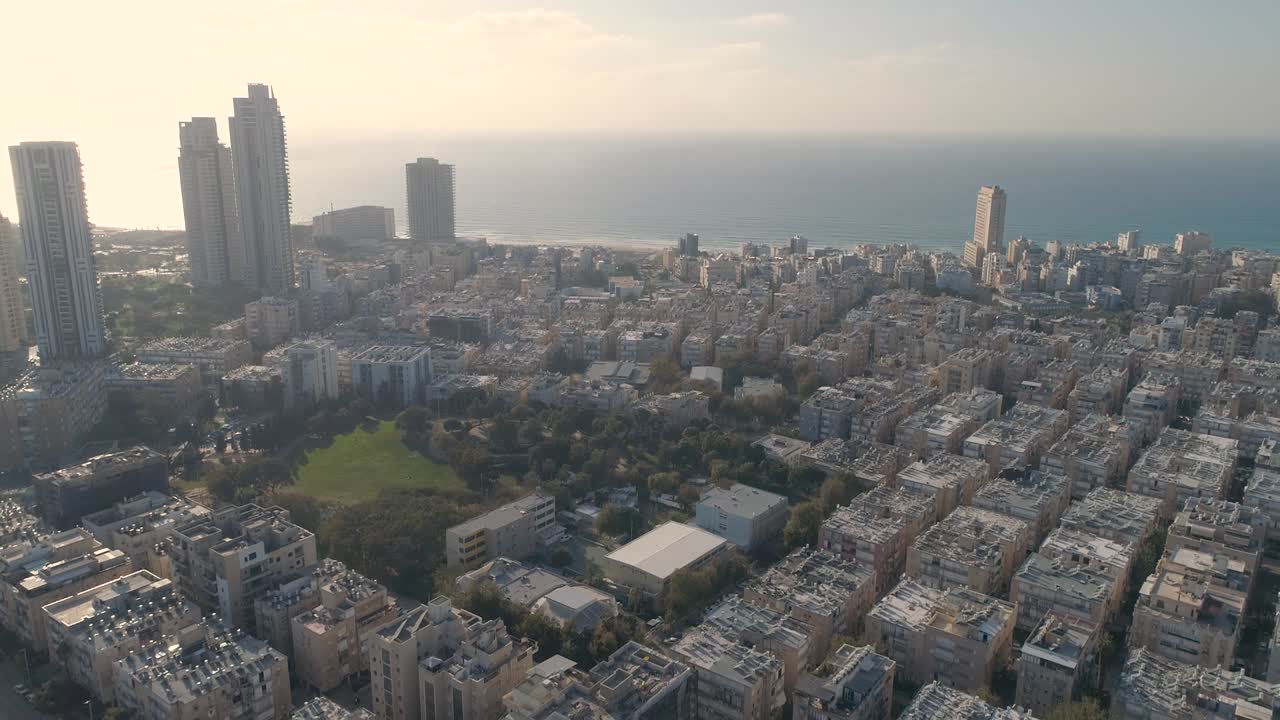 vista aérea da cidade costeira de bat yam, nas margens do mar mediterrâneo, como panorama do horizonte e paisagem marítima urbana, israel.visão superior da cidade residencial.visão de edifícios e ruas do oriente médio.