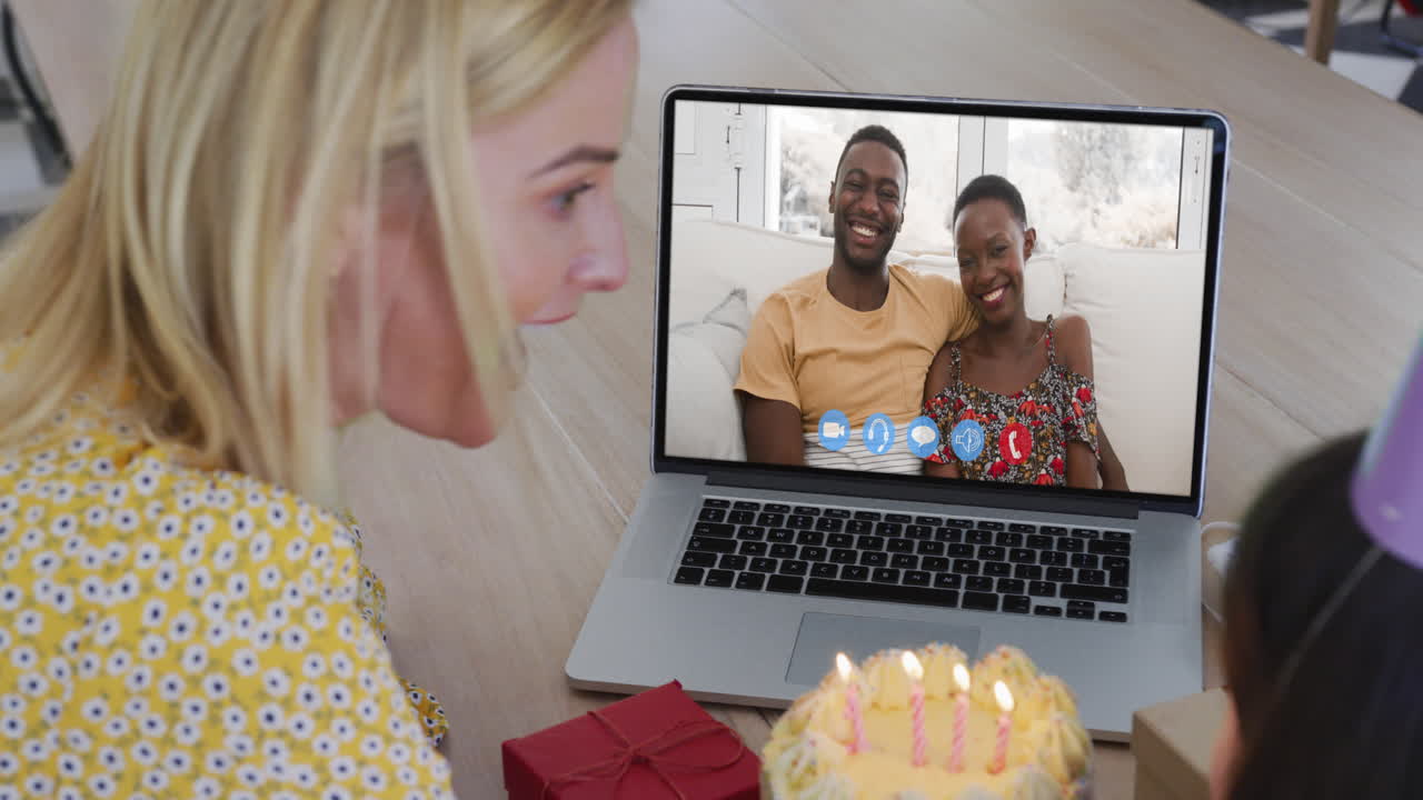 madre y hija caucásicas celebrando su cumpleaños haciendo una videollamada en una computadora portátil en casa