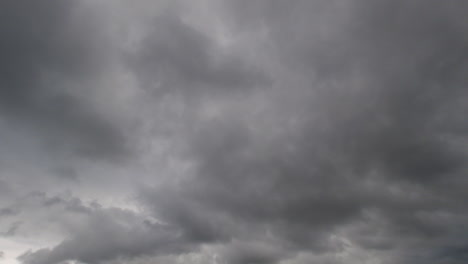 Zeitrafferaufnahme-Von-Grauen-Wolken,-Die-Durch-Den-Himmel-Rollen