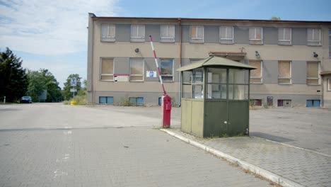 Casa-De-Guardia-Vacía-Con-Puerta-De-Barrera,-Un-Antiguo-Puesto-Fronterizo-Soviético-Entre-Austria-Y-La-República-Checa---Enfoque