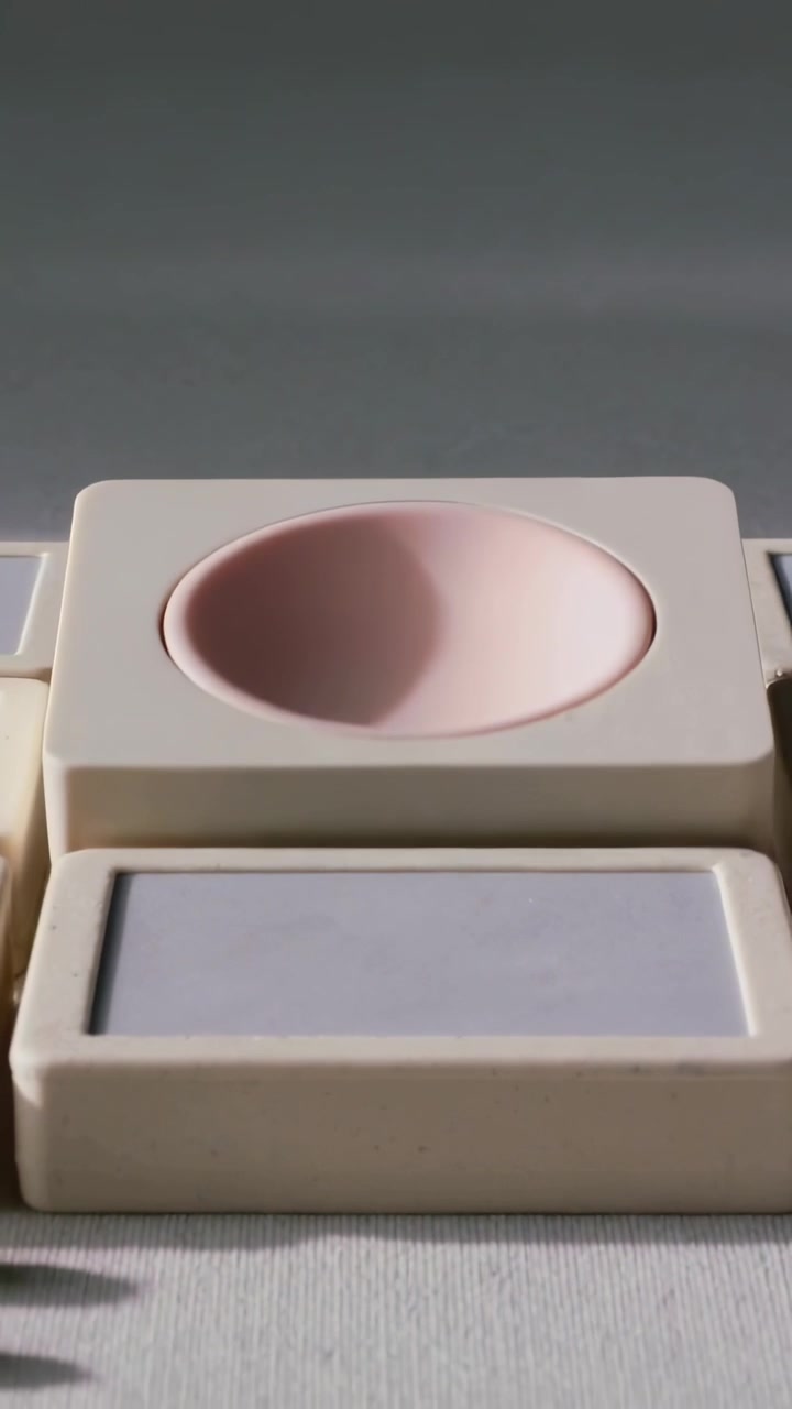 Video verticale: Dito che preme una cupola rosa in un alloggiamento beige su un tappetino, mostrando un feedback.