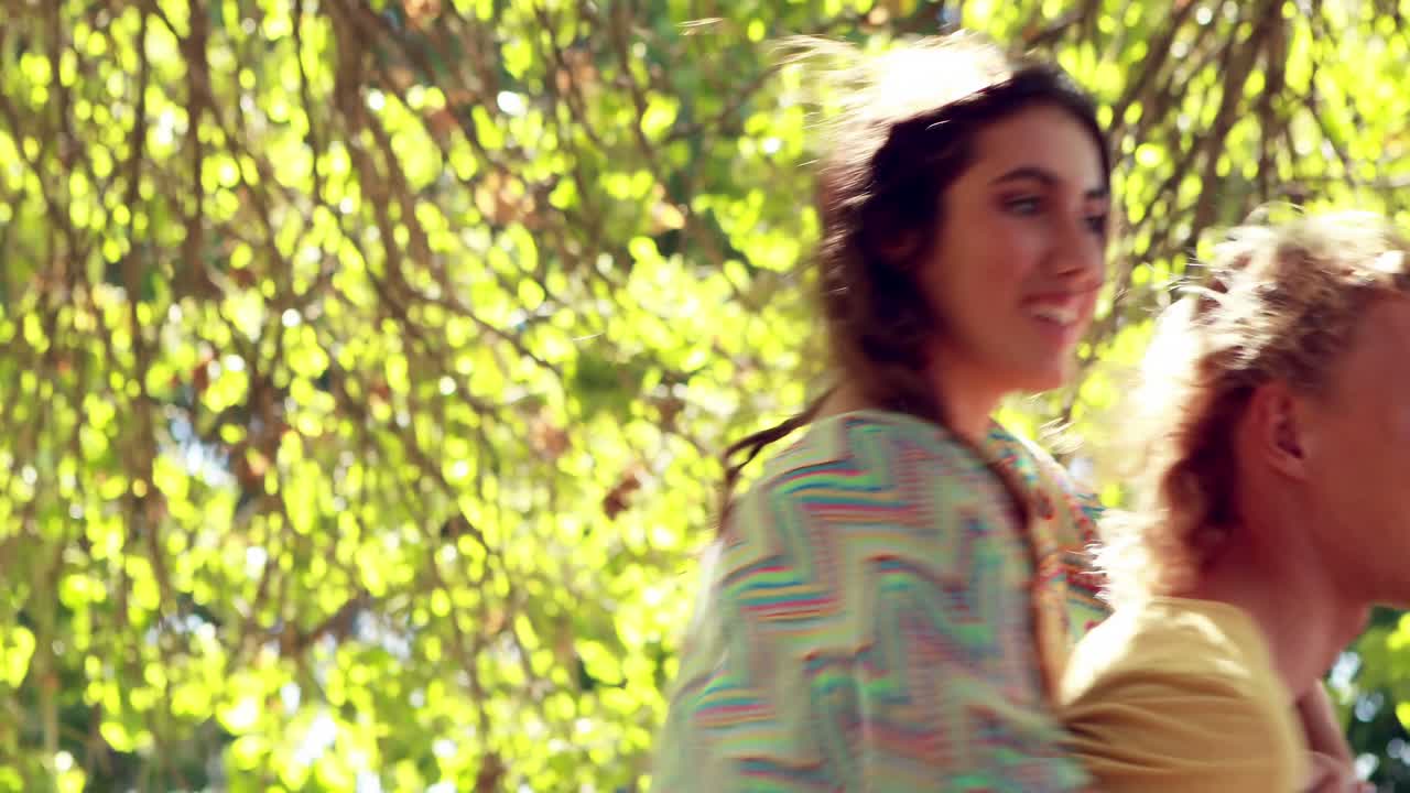 hombre dando un paseo a hombros a la mujer 4k