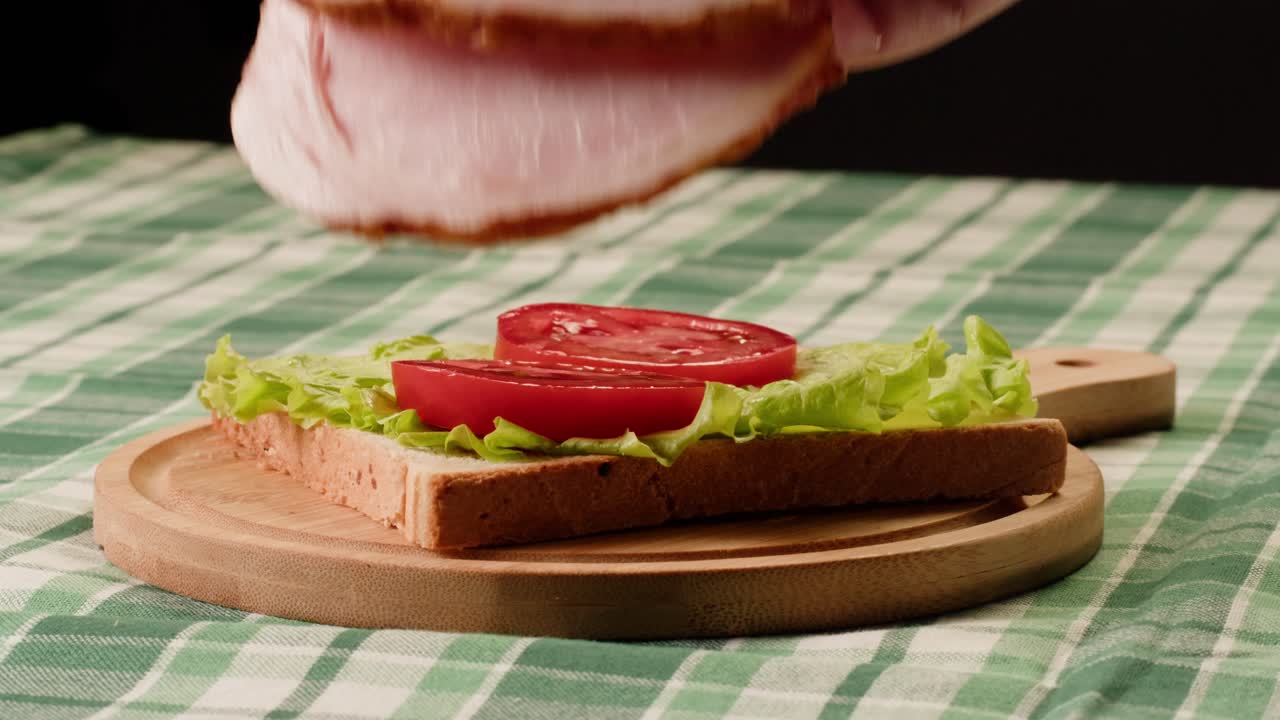 Preparare un panino con prosciutto e pomodoro