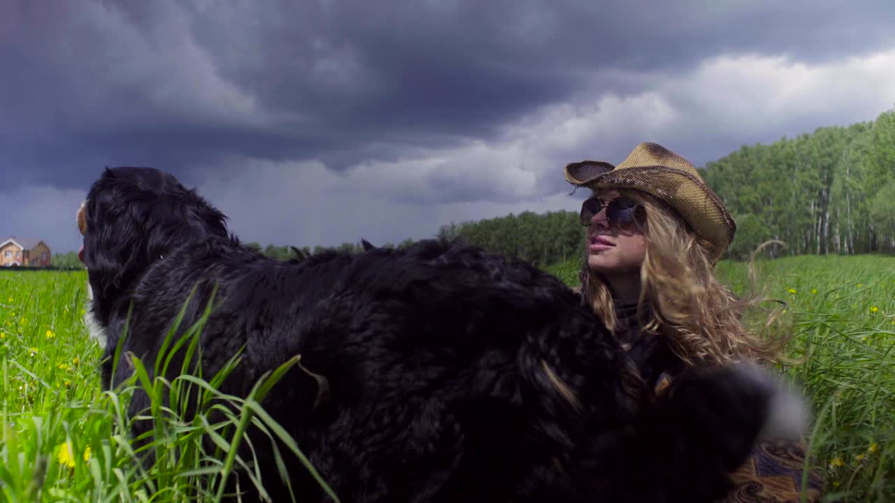 Mujer joven y un perro corriendo en un campo