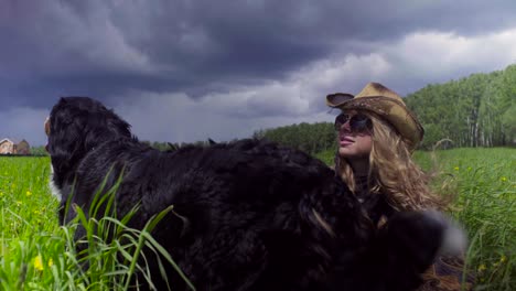 una mujer joven y un perro corriendo por un campo
