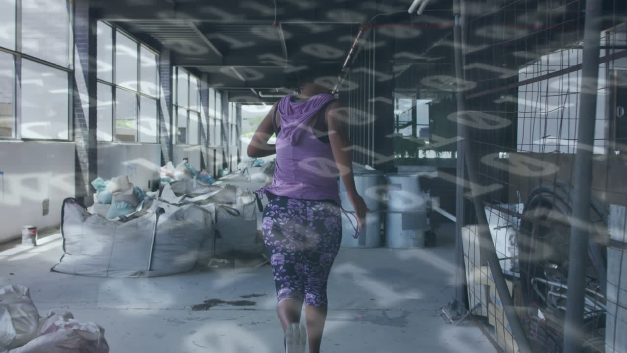 Animação de processamento de dados binários sobre mulher a correr na academia