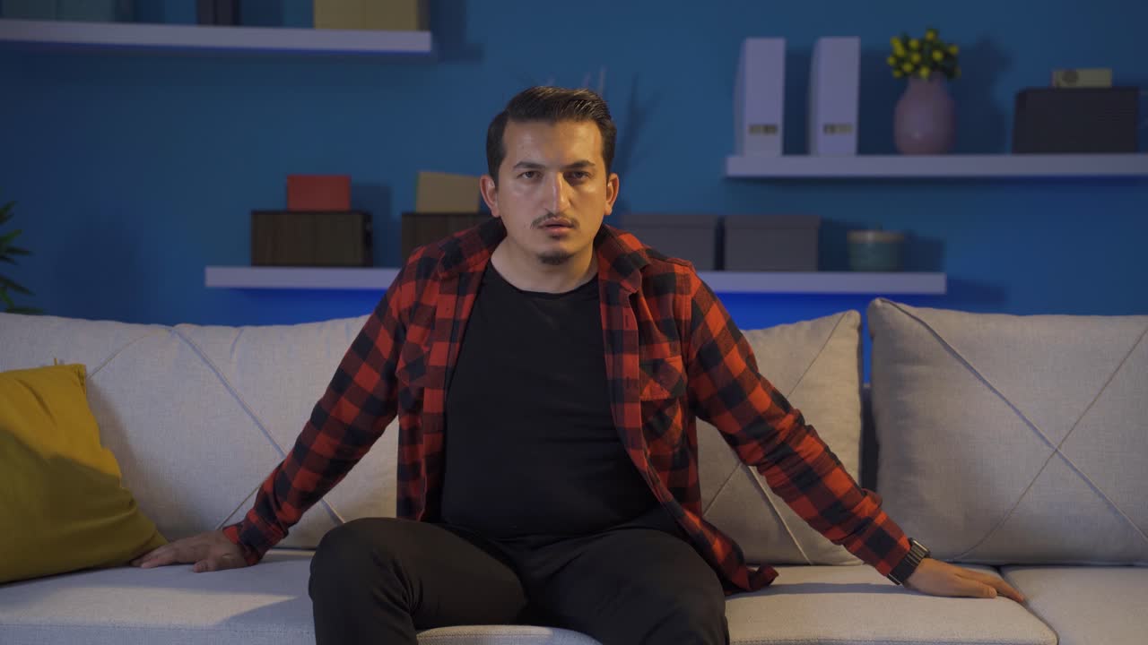 el hombre mirando amenazadoramente a la cámara.