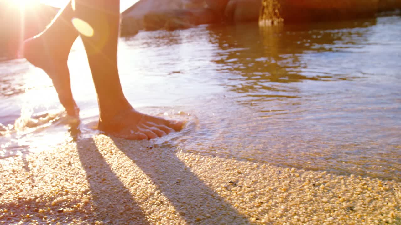 Uomo che cammina sulla spiaggia 4k