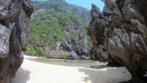 Spaziergang-Zwischen-Felsen-Am-Sandstrand-El-Nido