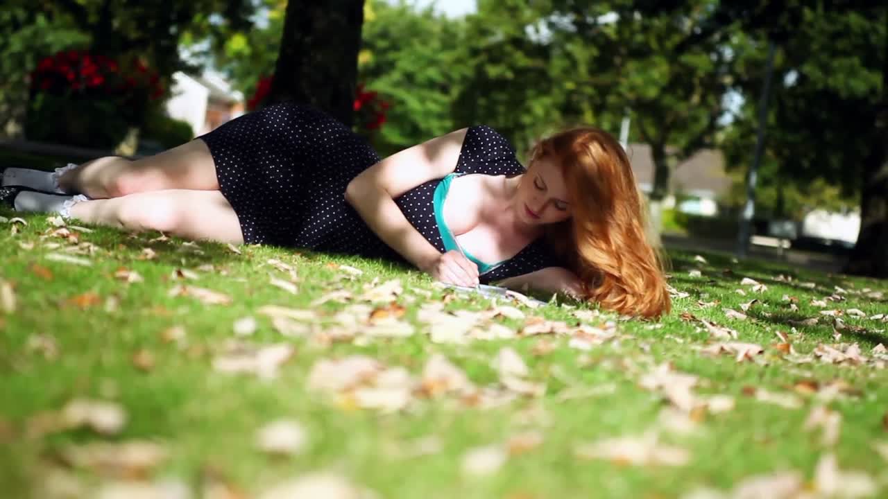 귀여운 젊은  ⁇ 은 머리가 과제를 하고 있습니다.