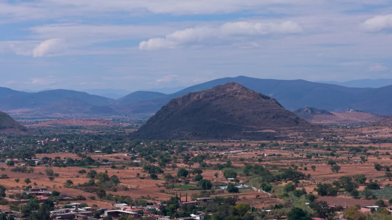 Vista panorámica de un paisaje amplio con colinas secas en los Valles Centrales de Oaxaca