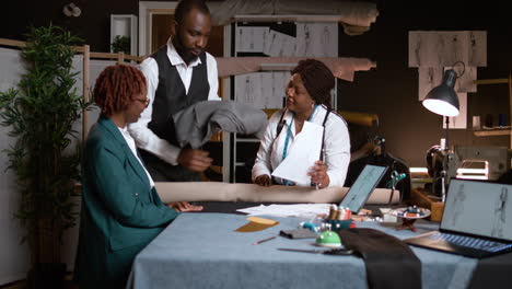 People-in-the-tailor-shop