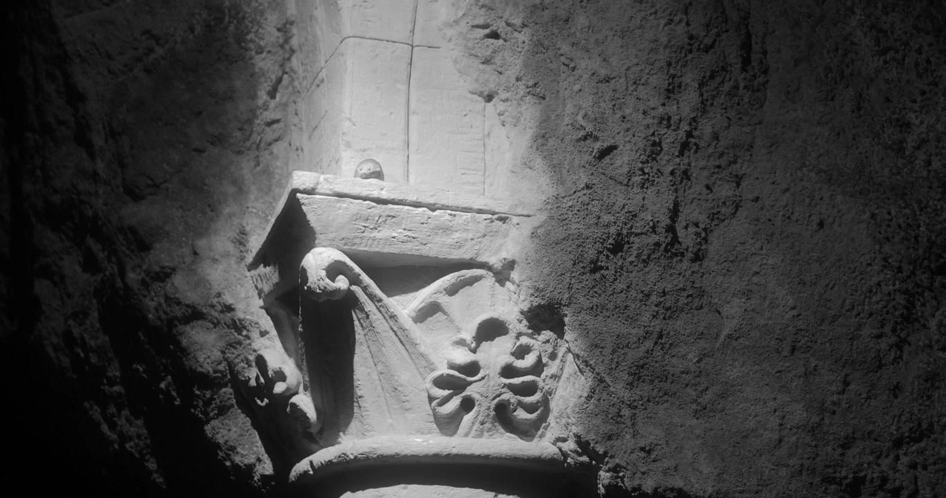 Sculture in pietra in una cantina vinicola sotterranea e galleria Bouvet Ladubay a Saumur, Francia. Primo piano, monocromatico.