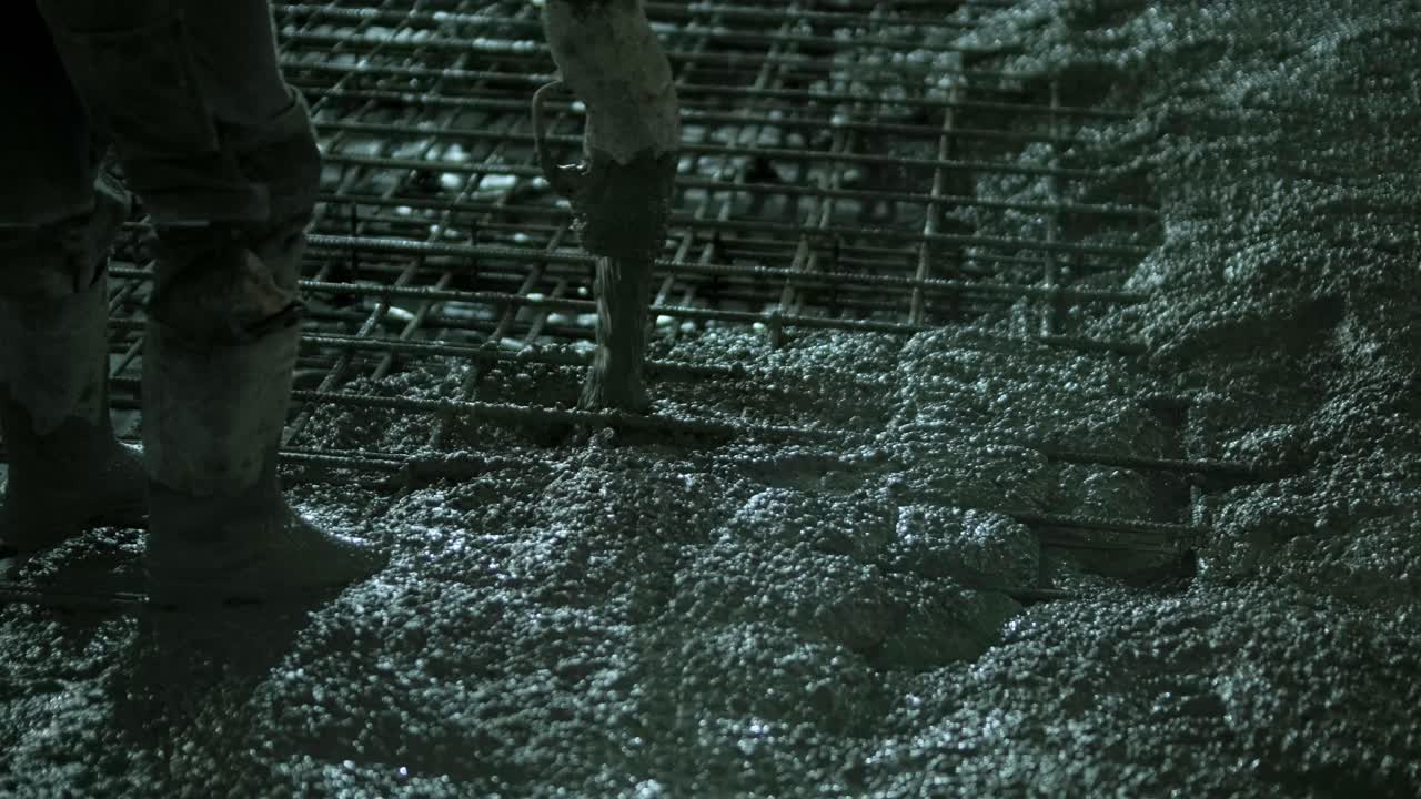 철근 콘크리트: 노동자가 토대를 콘크리트로 만들고, 레버, 철근에 시멘트 모터를 부어, 건축가들은 공장을 짓고, 거를 짓고 있습니다.