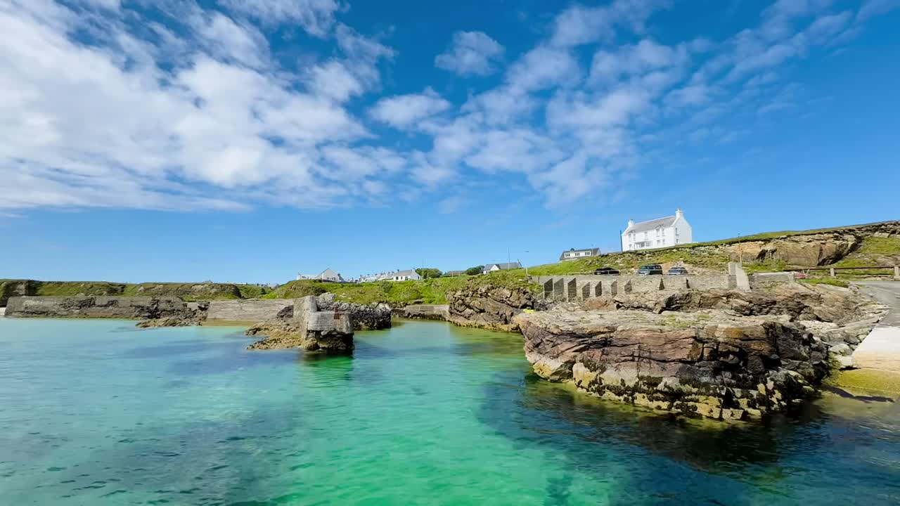 Timelapse av sommerens skybevegelser over havet ved Port of Ness Harbour, som fanger hebridisk vær og kystforhold i Ytre Hebridene