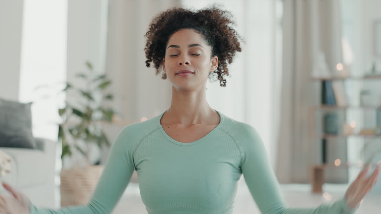 meditación, yoga y mujer en el suelo