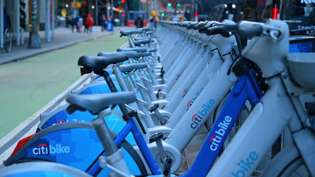 New York, USA, 2 mars 2026: Rad av Citi Bike-cyklar parkerade i New York City. Flera blå och grå delningscyklar uppradade vid en dockningsstation på en gata på Manhattan i New York City.