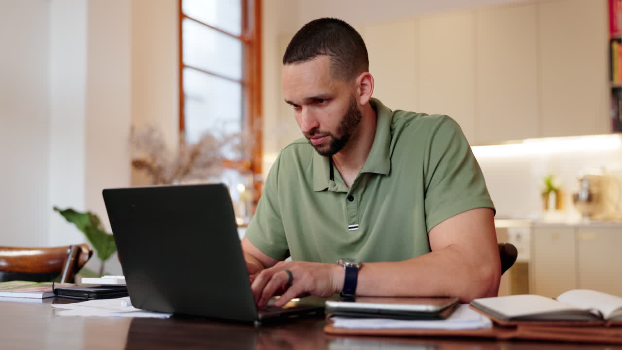 hombre trabajando en una computadora portátil en casa