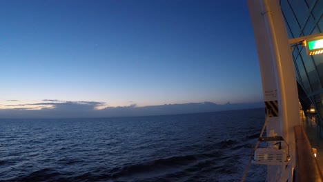 caminar por la cubierta de un crucero mirando el mar