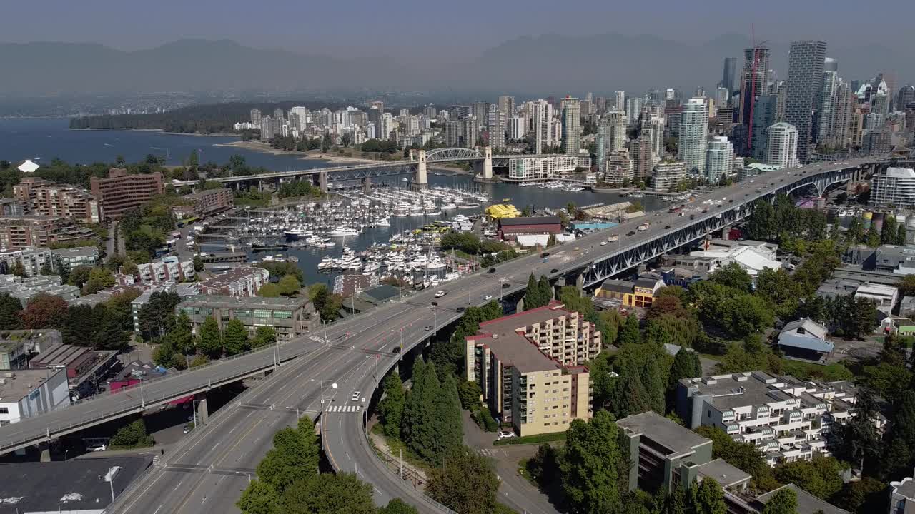 asimiento panorámico aéreo sobre la parte alta de vancouver casas frente al mar junto al mar de false creek isla de granville kits del extremo oeste puente de río de 4 vías al centro de la ciudad en una tarde soleada con horizonte montaña neblinosa 4-4