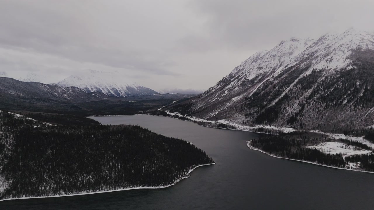 Lago Nares in una cupa giornata invernale a Carcross, Yukon, Canada - Ripresa aerea.