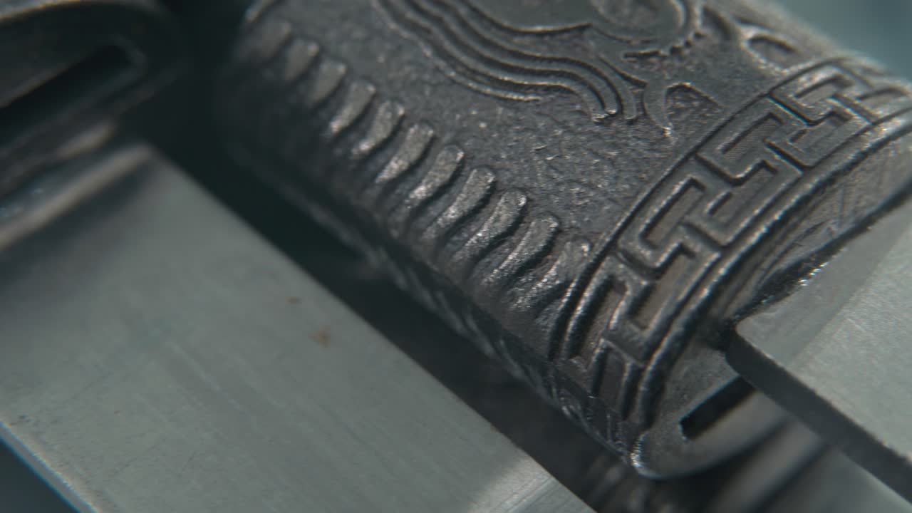 un plano macro liso de dos antiguos cuchillos de plata, un arma antigua china, una hoja histórica de época, un viejo acero texturizado, una daga tradicional, iluminación profesional, un video cinematográfico en 4k a la derecha